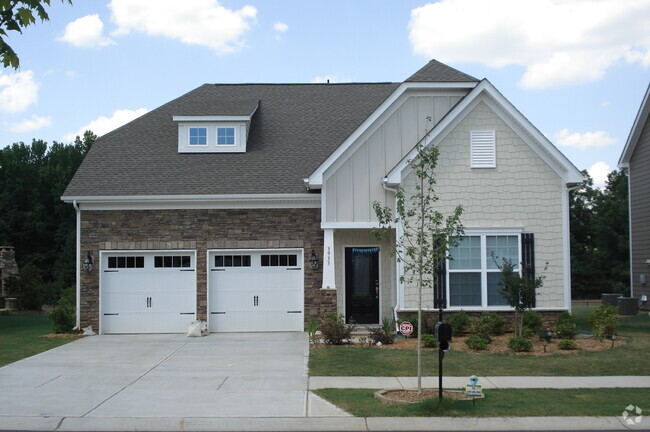 Building Photo - Beautiful home in Matthews!