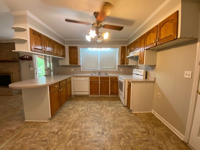 Photo - Move-In Ready Ranch in the Heart of Elgin!