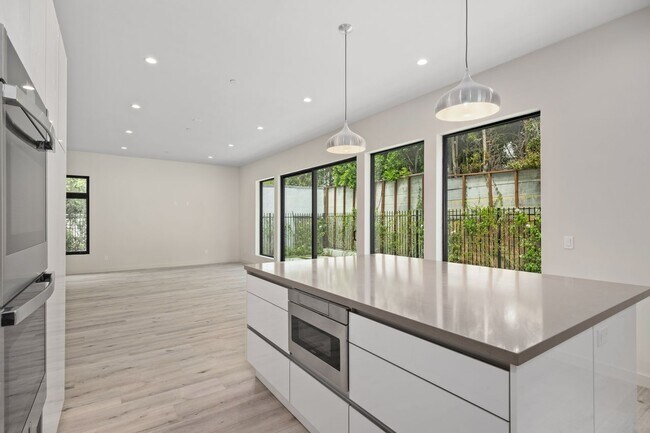 Photo - 818 N Orange Dr