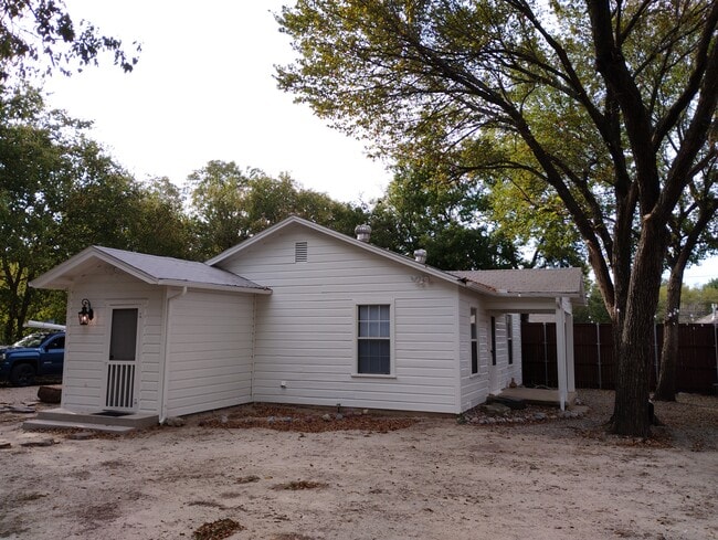 Porch, large trees - 5412 Meandering Rd