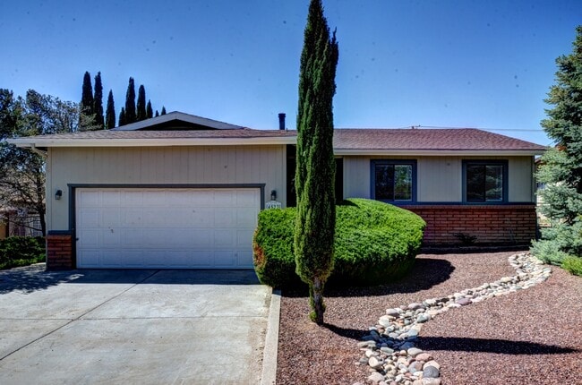 Building Photo - 3 Bedroom, 2 Bath Home in Diamond Valley!