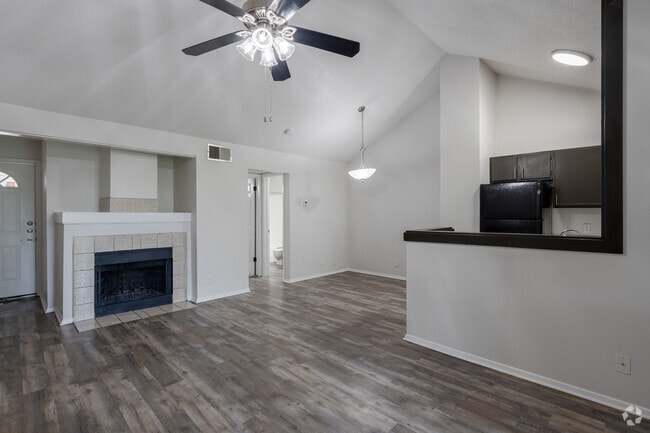 1BR, 1BA - 722SF - Living Room