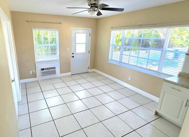 Building Photo - 1738 Dewey St Unit W