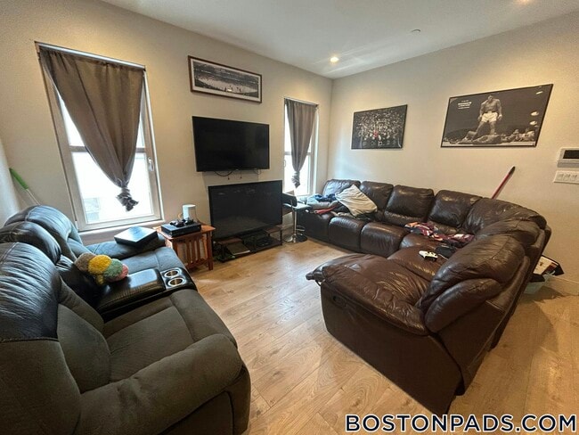Building Photo - 118 Buttonwood St Rental