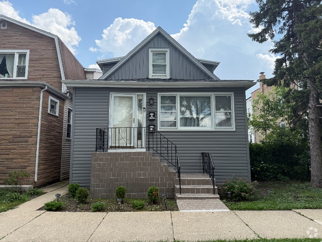 Building Photo - 5707 W Giddings St Rental