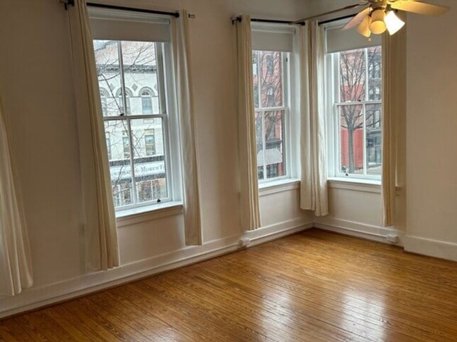 Building Photo - 228 W Broad St Unit 3 Rental