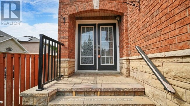 Photo - 3285 Apricot St