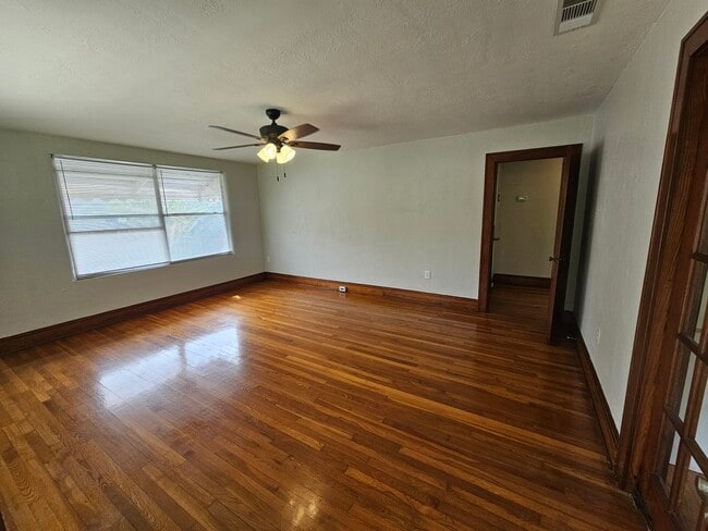 Building Photo - 644 E College Ave Rental