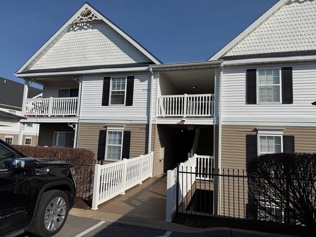 Building Photo - Two Bedroom Two Bath Condo with NO STAIRS!! Unit 0