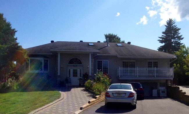 Building Photo - 45 Assiniboine Dr Unit 2