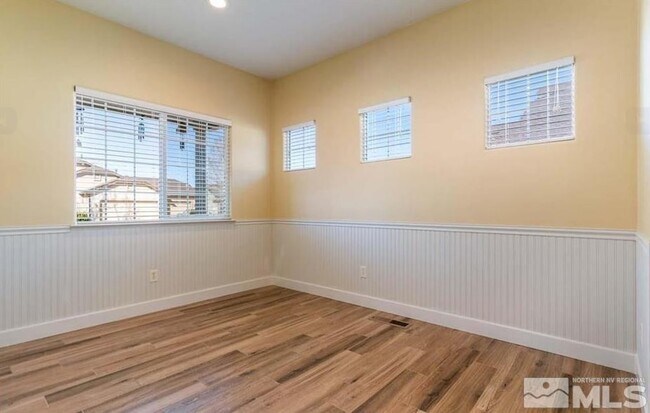 Photo - 971 Iris Ln