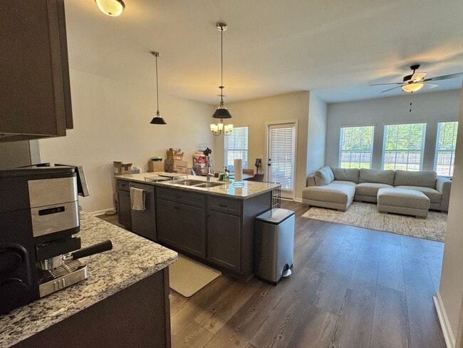 Photo - AVAILABLE NOVEMBER [PET FRIENDLY]