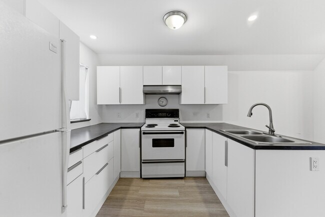 Photo - 2-404 Montreal