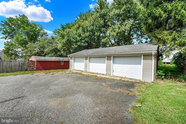 Photo - 211 Gale Ln