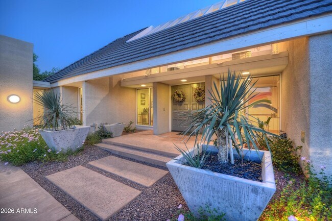 1523 W Vista Ave