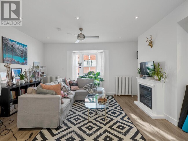 Photo - 2243 Dundas St W