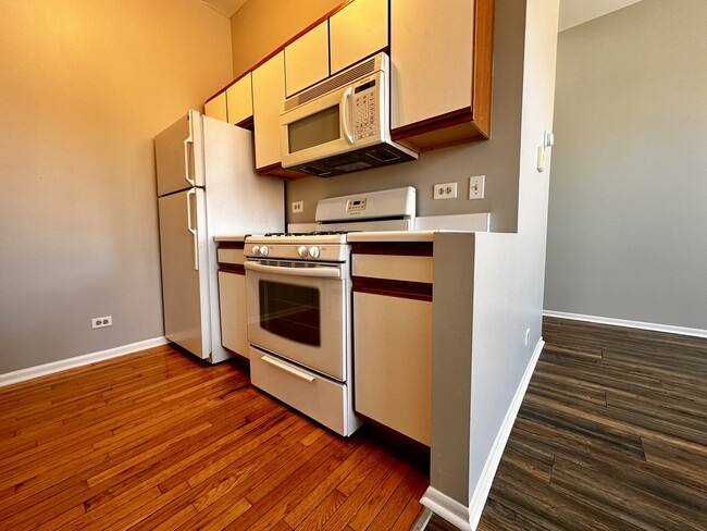 Photo - 556 W 37th St