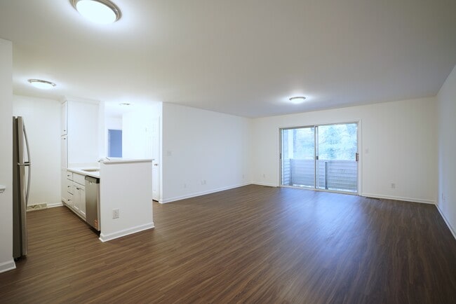 Renovated Apartment - Woodlane Apartments