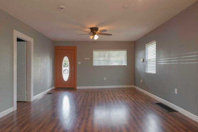 Photo - Knoxville 37917 - 3 bedroom, 2.5 bath, completely renovated home with extra storage. - Call Tom P...