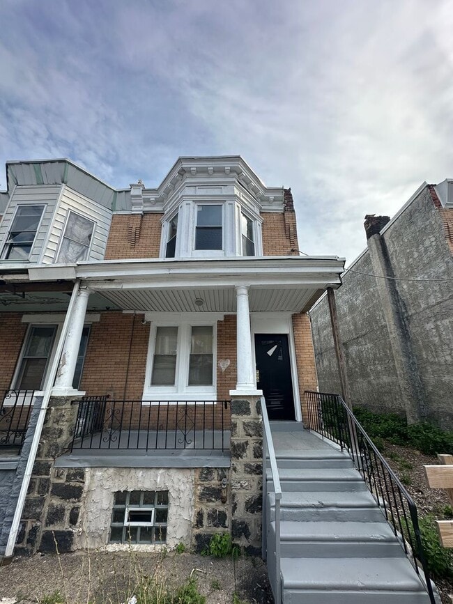 Building Photo - 3 Bed, 1 Bath townhome