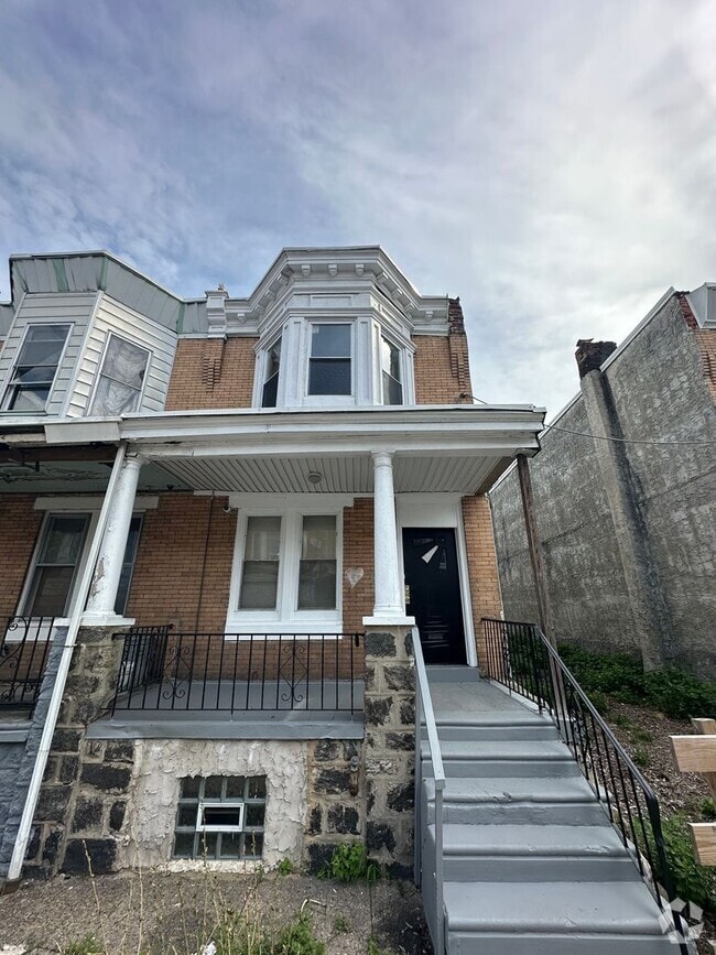 Building Photo - 3 Bed, 1 Bath townhome