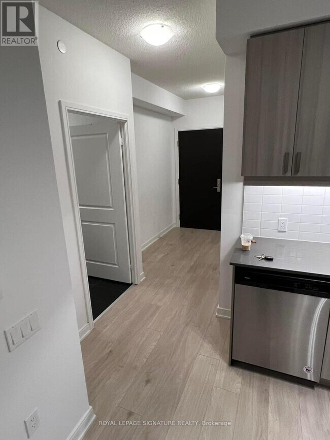 Photo - 8 Nahani Way Unité 1002