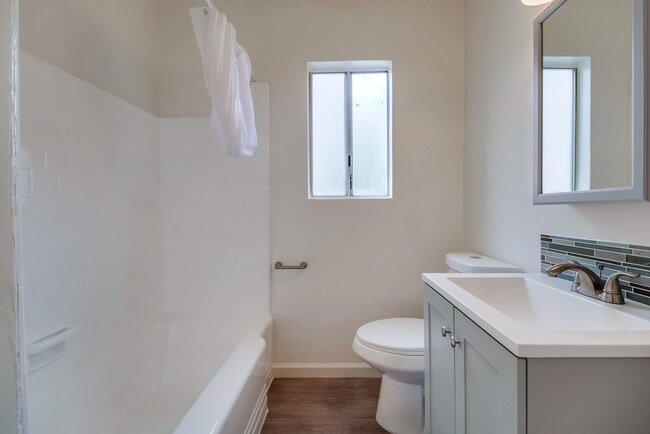 Photo - Classic Courtyard Building on Venice Blvd – Secure, Convenient, Pet-Friendly