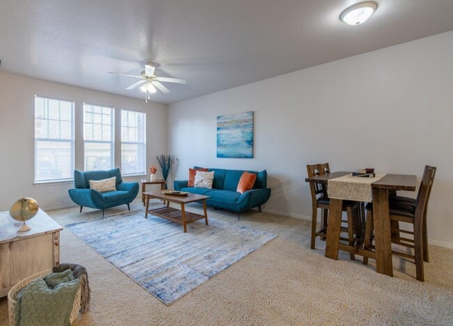 1BR, 1BA - 785SF - Living Room/ Dinning