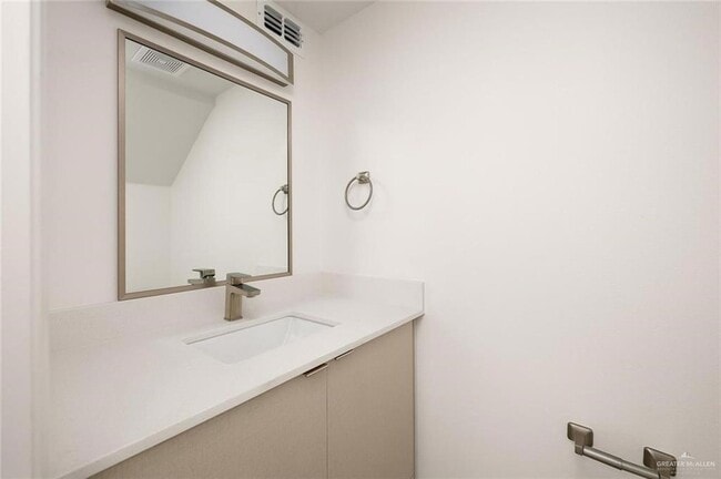 Photo - 605 Jasper St