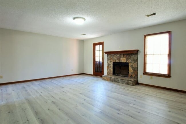 Photo - 585 Wayside Dr