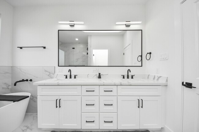 Photo - 2424 Harrington St