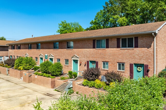 Building Photo - Greenbriar Gardens Rental