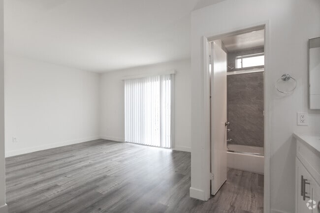 1BR,1BA- 750SF- Bedroom