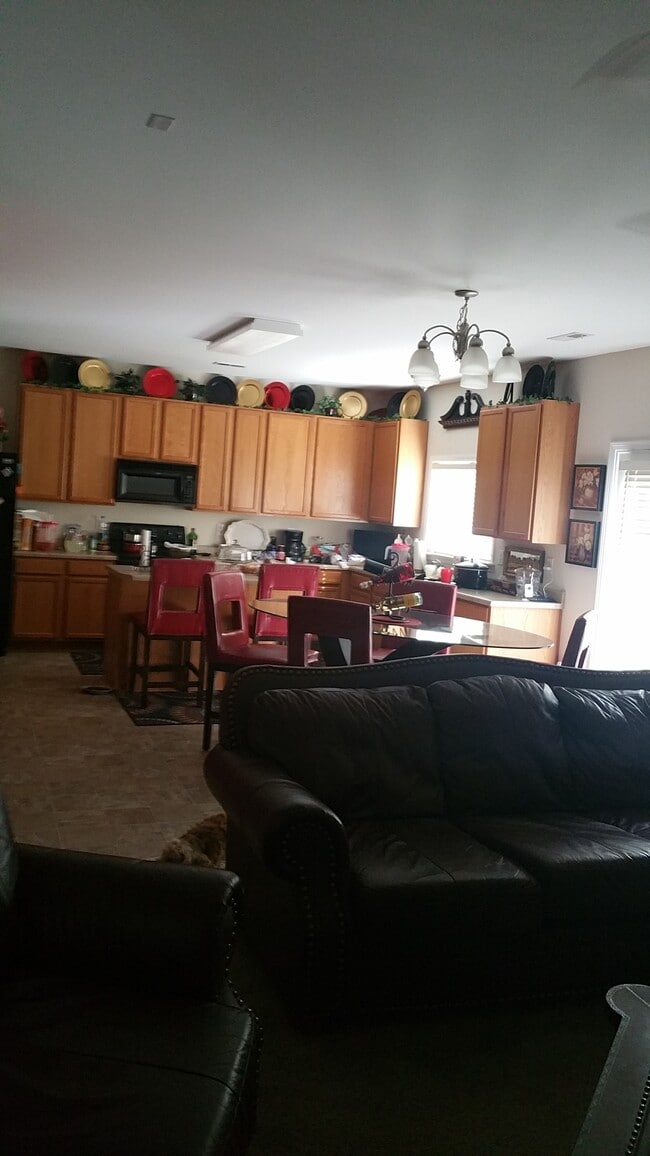 Cocina comedor grande con gabinetes de tamaño extendido e isla con barra. - 4345 Stone Mountain Drive