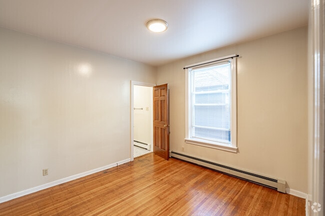 1BR, 1BA - 650SF - Bedroom - 669 Potomac Ave Unit 1
