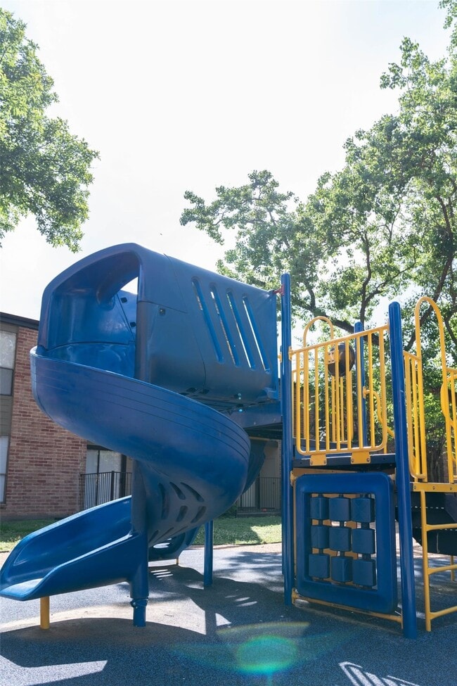 Building Photo - 200 Hollow Tree Ln Unit 213-2 Rental