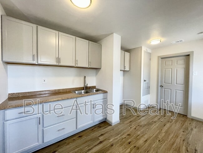 Building Photo - 2037 Beaumont St