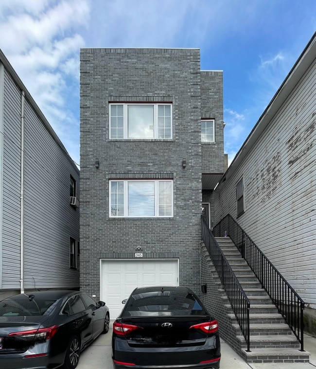 Building Photo - 345 N 2nd St Rental