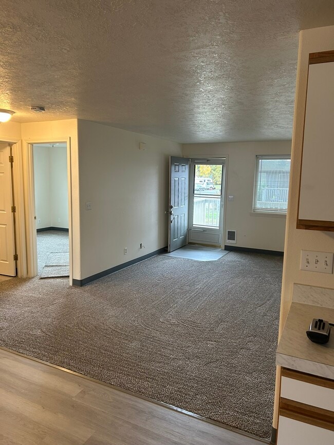 Photo - 933 NW Cains Rd