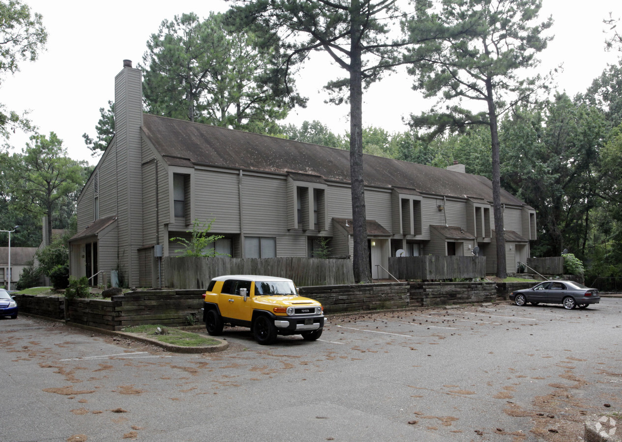 Pinewood Manor - Pinewood Manor Apartments