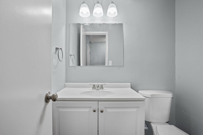 Building Photo - 642 NW Valleybrook Rd