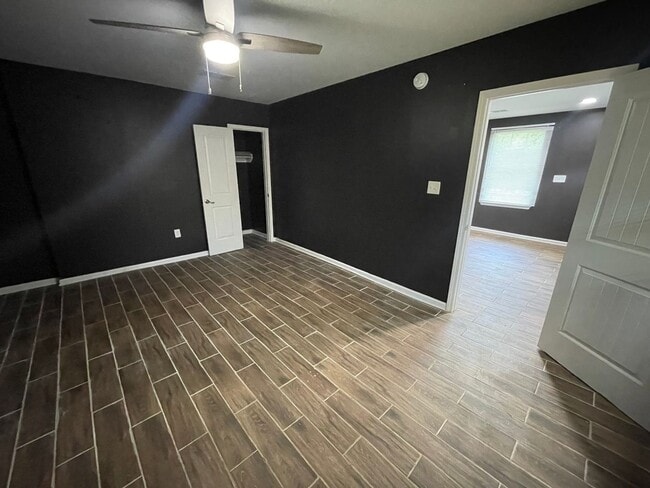 Photo - 1555 Swan Ave