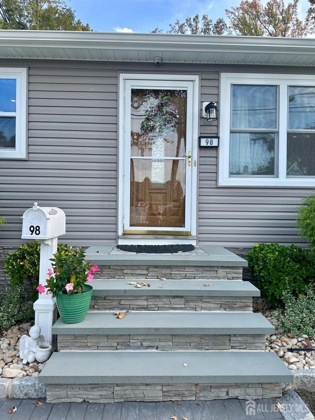 Photo - 98 Hawthorne Ave