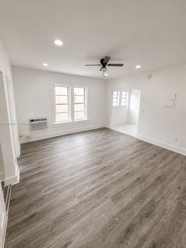 Building Photo - 1319 Meridian Ave Unit 204