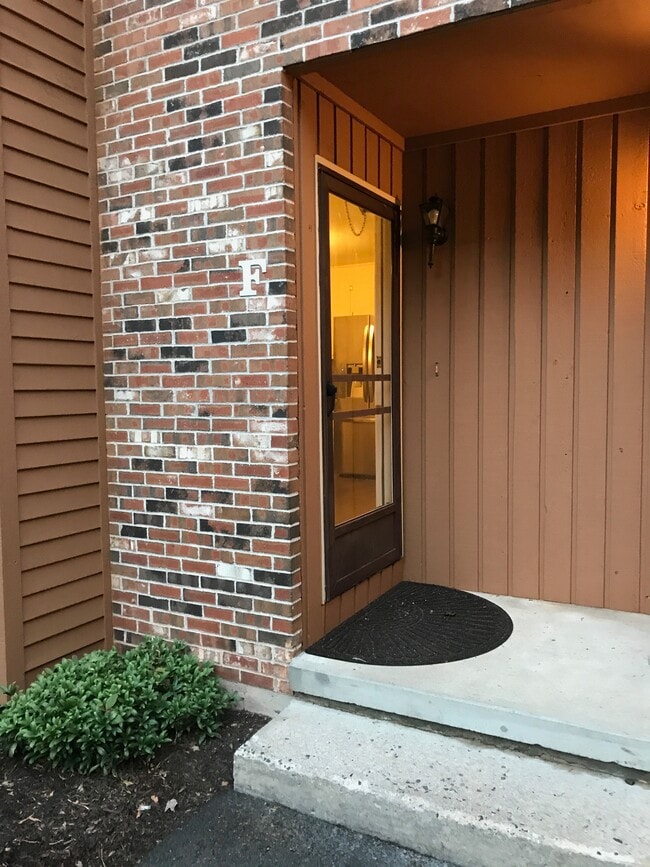 Quiet family friendly complex - 150 Burritt St Townhome