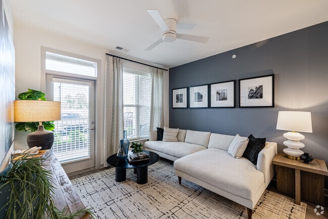 1BR, 1BA - 652SF - Living Room - Madison Ironbridge