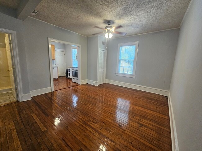 Photo - 1918 Pender Ave Unit B
