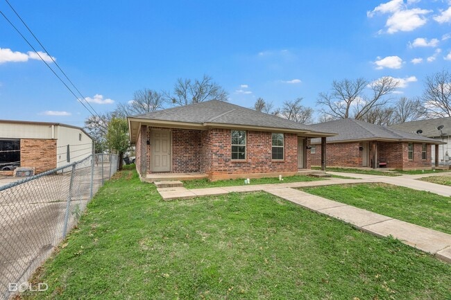 Photo - 1719 Lakeshore-A