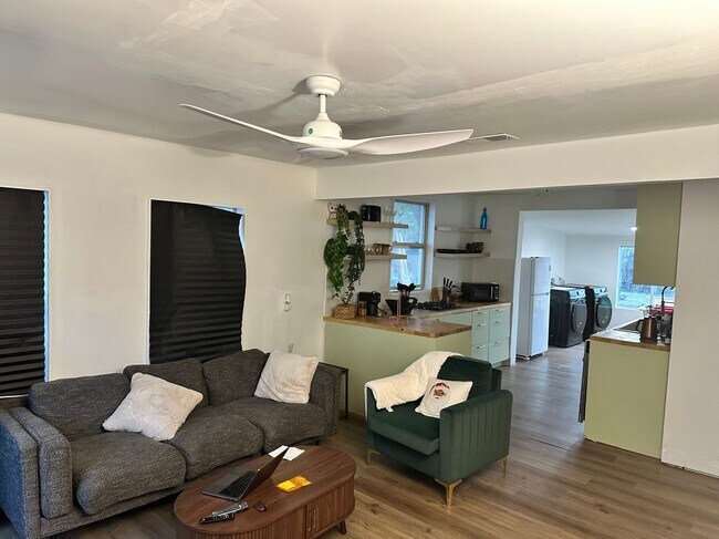 Photo - 1120 Mark St