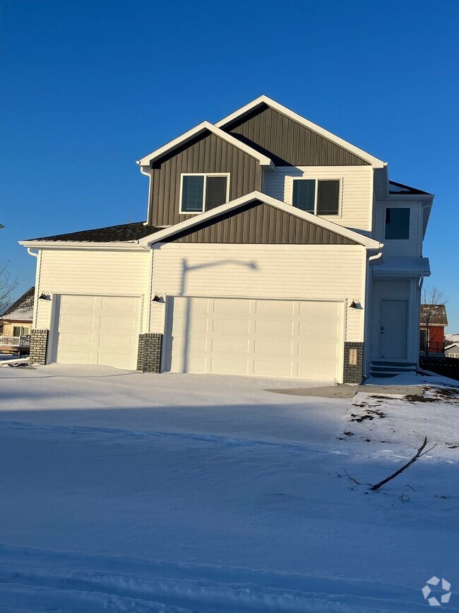 Building Photo - New 3 Bedroom/2.5 Bathroom House